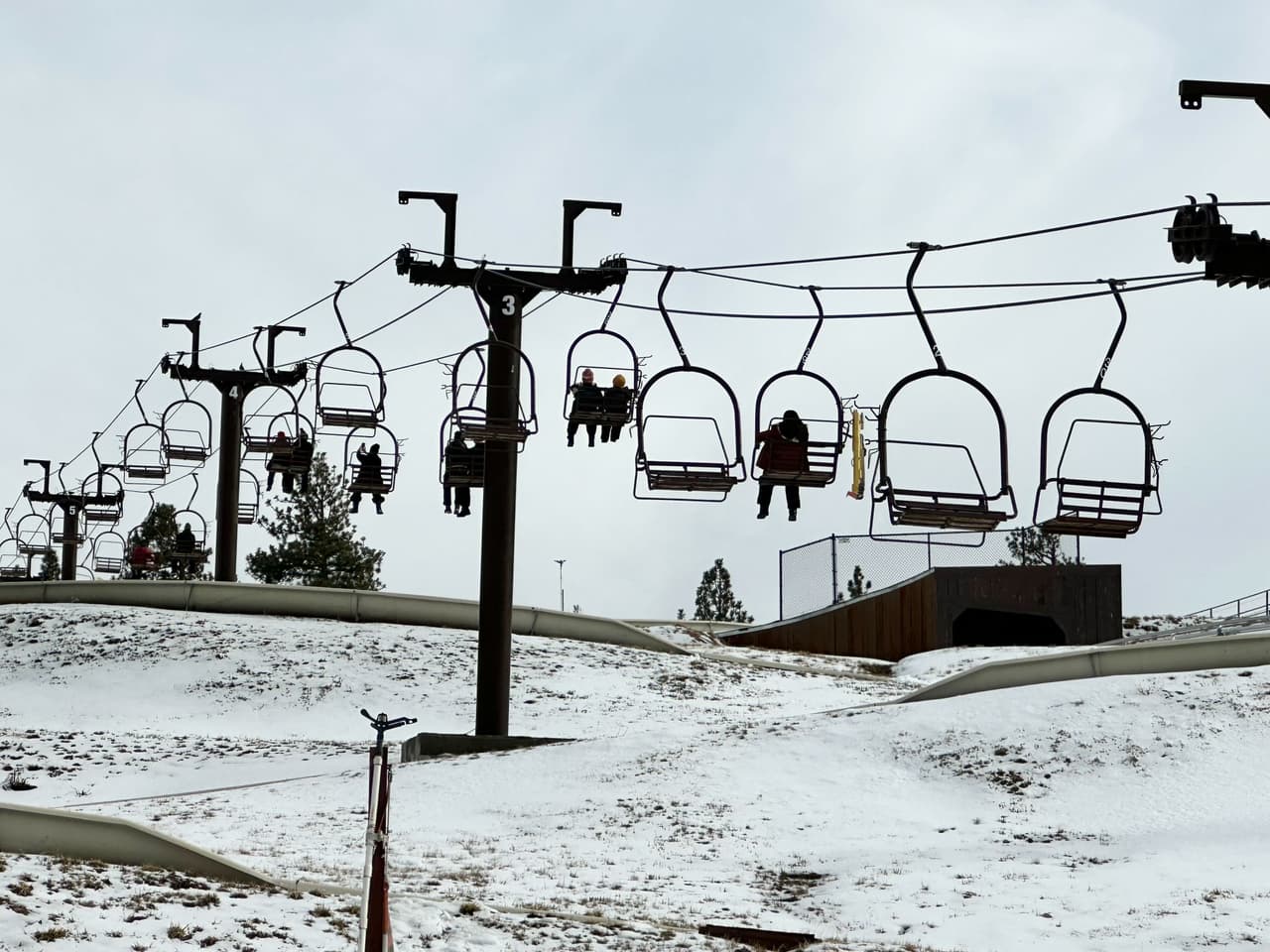 Big Bear ofrece aventuras increíbles al aire libre en sus centros de nieve, como pasear por estas sillas voladoras mientras disfruta de los paisajes.
<br>