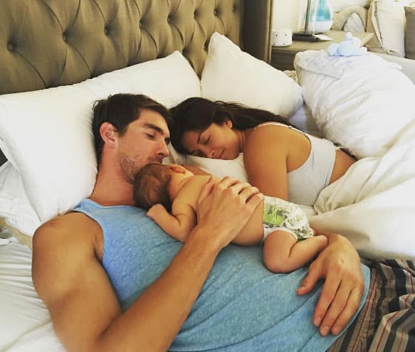 Un dulce momento familiar desde la intimidad de su hogar.