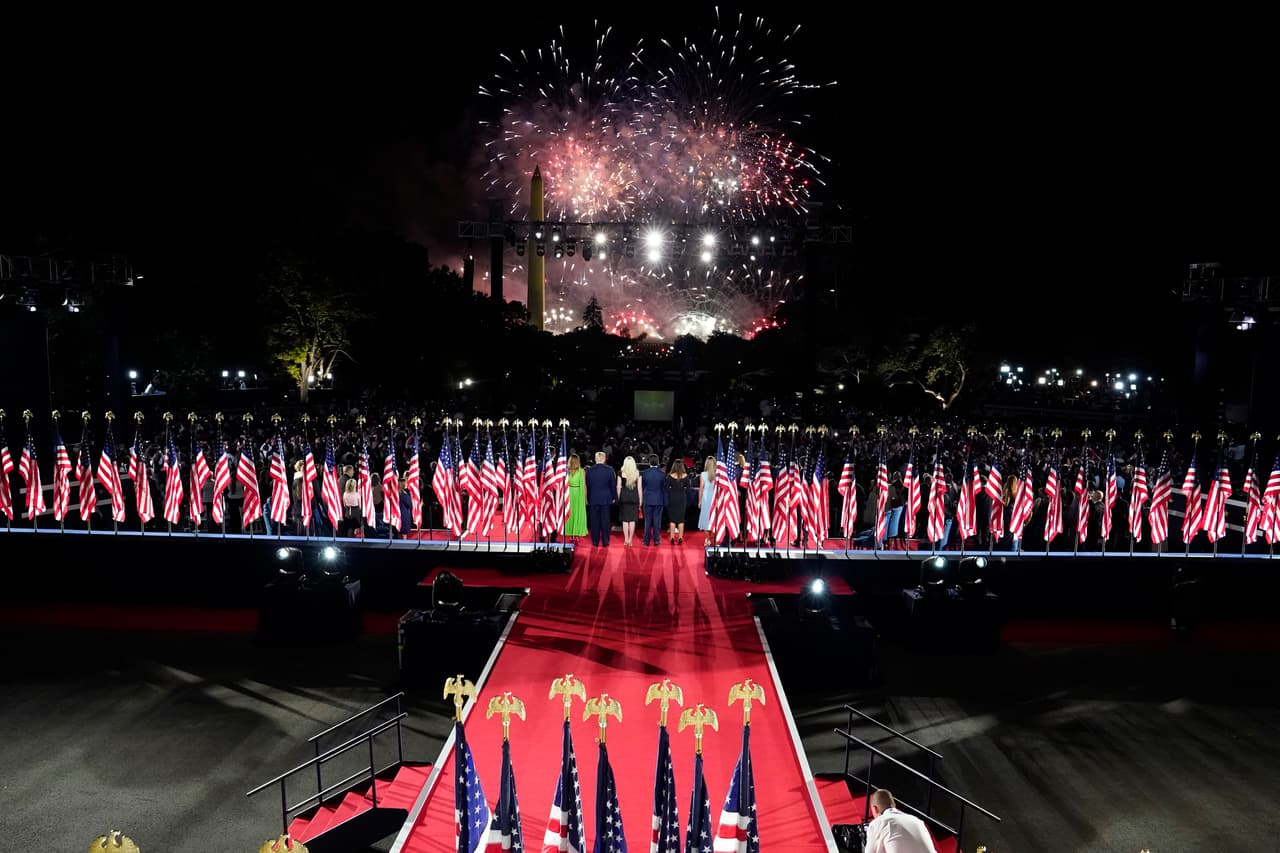 <b>Trump cierra la Convención Republicana en una propiedad federal.</b> Mientras la Convención Demócrata fue casi totalmente virtual para evitar la propagación del covid-19, el evento donde Trump fue nominado para competir por la reelección fue virtual a medias. Su apoteósico cierre el 27 de agosto fue en la Casa Blanca, con fuegos artificiales y el monumento a George Washington de fondo. Este fue un hecho inédito en la política estadounidense.