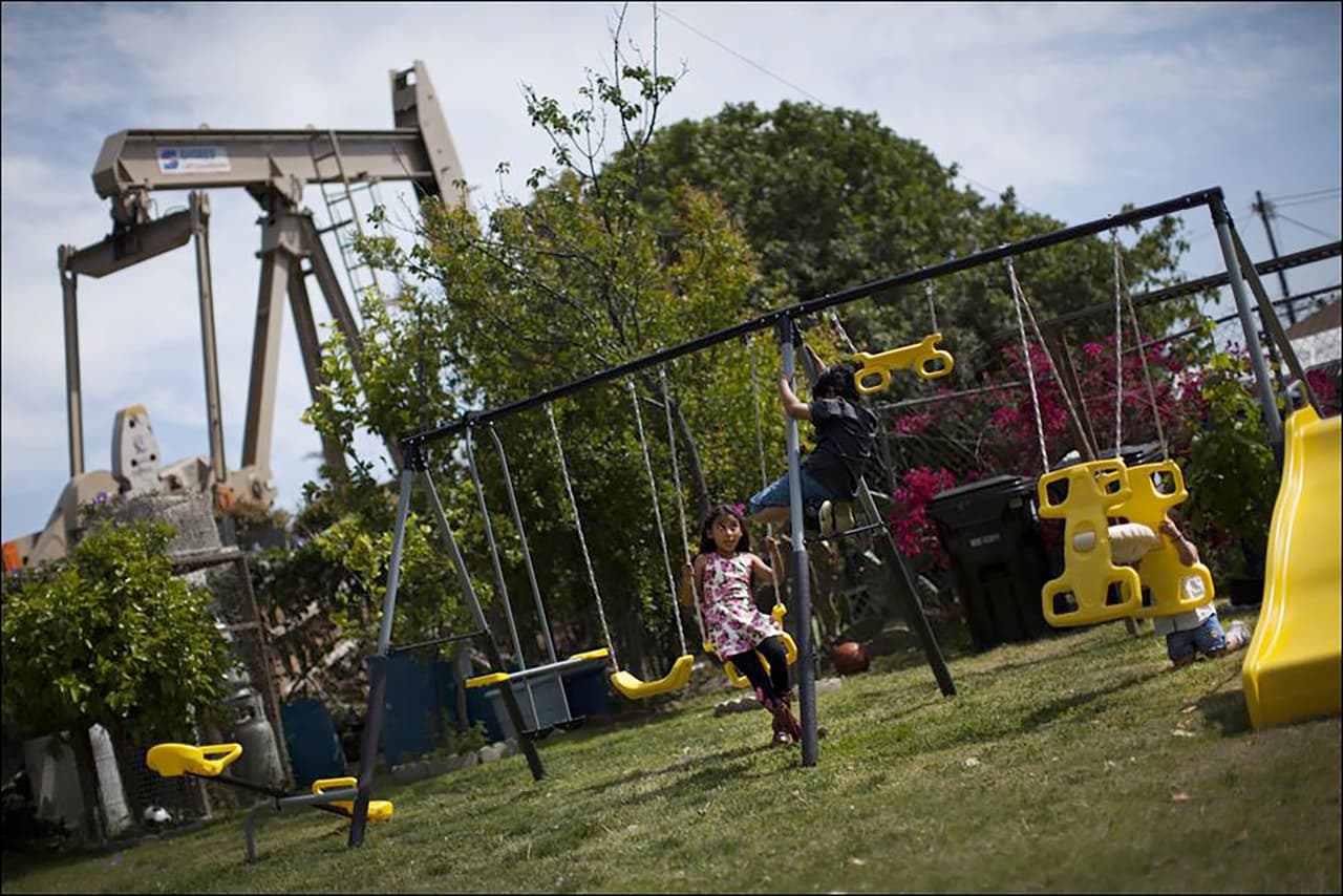 En el condado de Los Ángeles hay unos 580,000 vecinos que viven a menos de un cuarto de milla (400 metros) de alguno de los más de 5,700 pozos petrolíferos activos. Los niños juegan en esos patios.