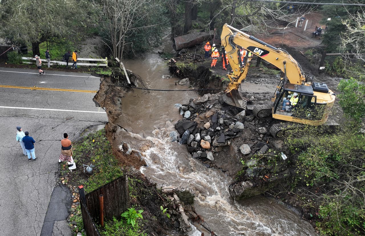 En una vista aérea, los trabajadores realizan reparaciones de emergencia en una carretera que fue arrasada por fuertes lluvias el 10 de marzo de 2023 en Soquel, California. Un evento fluvial atmosférico trajo fuertes vientos y fuertes lluvias al norte de California que causaron inundaciones localizadas y derribaron árboles. Un segundo evento atmosférico llegará al norte de California el lunes o martes.