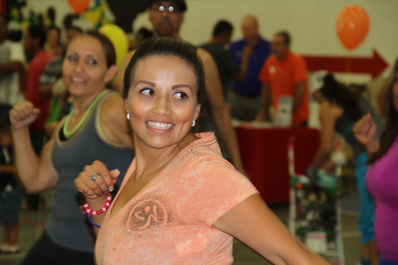 Unas 300 personas asistieron a la feria “Camino a la Salud’, donde se hicieron exámenes gratis, bailaron Zumba y conocieron a la carismática Cecilia Ramírez Harris de Primer Impacto.