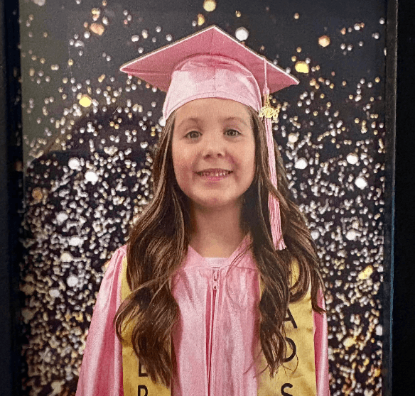 "
<b>Victoria Montaño se graduó el 13 de mayo</b> de la escuela Liberty en Tucson", dice la orgullosa familia que comparte la imagen.