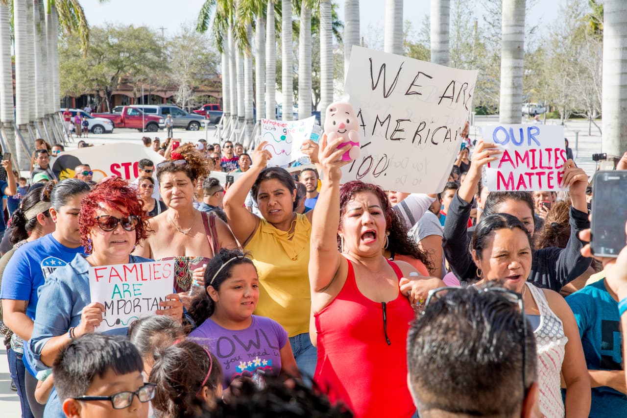Los habitantes de la ciudad de Homestead se fueron sumando a la manifestación que al final fue masiva y ocupó varias calles de la ciudad.