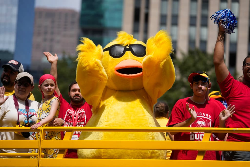 Special Olympics Illinois organiza competencias en el estado para personas con discapacidad y necesidades especiales. El patrocinio de la carrera opera mediante aportaciones: 10 dólares por un “pato individual”, destinado a cubrir una comida de un atleta en una competencia, y 30 dólares por un paquete de seis, destinado a suministrar medallas para un equipo.