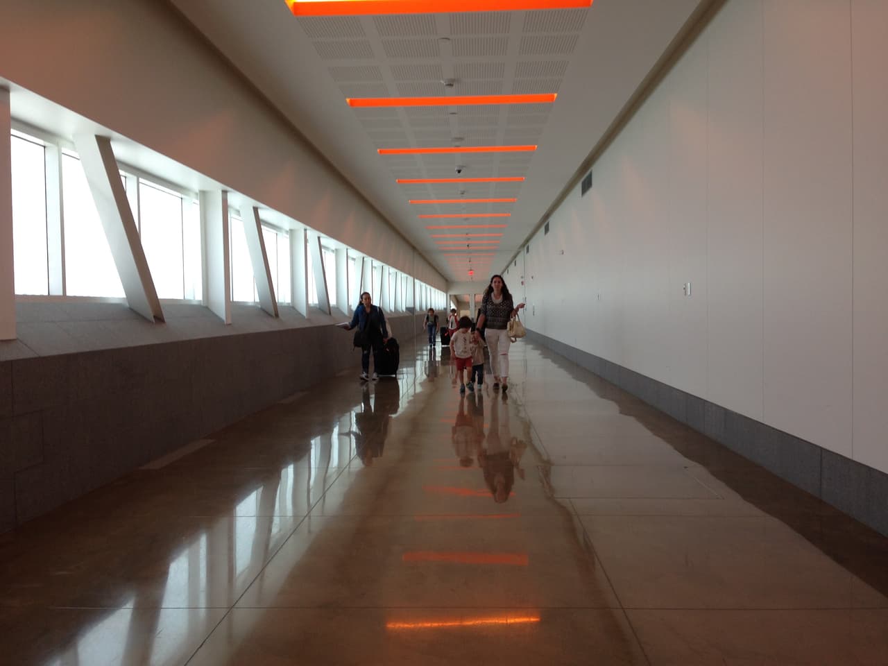 El pasadizo en Tijuana por el que miles de personas cruzan la frontera.