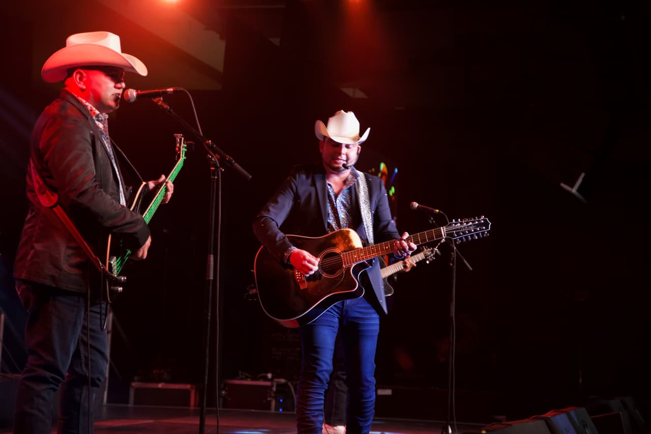 ¡Dale compadre que la fiesta también es tuya!