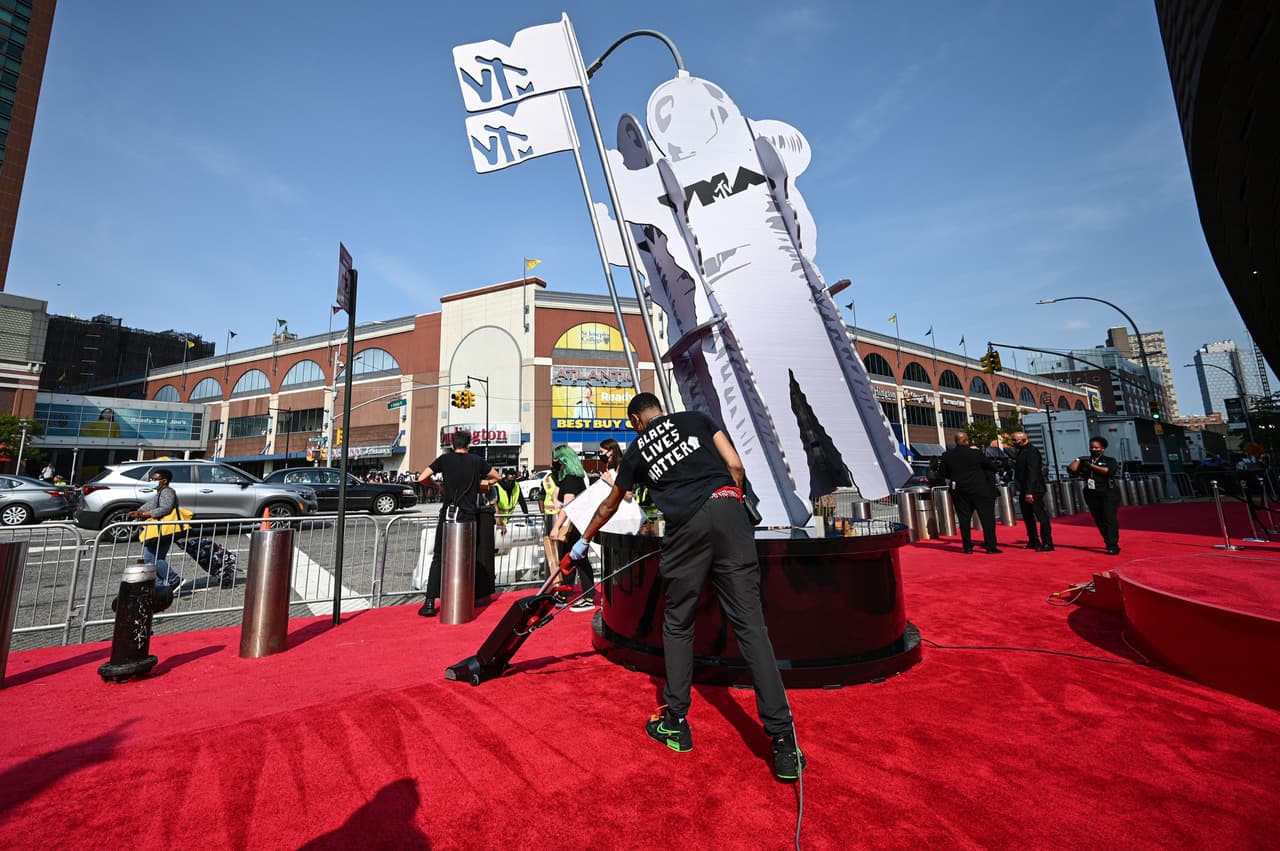 La alfombra roja de los 
<b><a href="https://www.univision.com/temas/mtv-vma" target="_blank">MTV VMA's 2021</a></b> arrojó un derroche de tendencias en moda y extravagantes 'outfits' por parte de algunas de las estrellas que se dieron cita en el Barclay's Center de Brooklyn, en Nueva York, este 12 de septiembre.