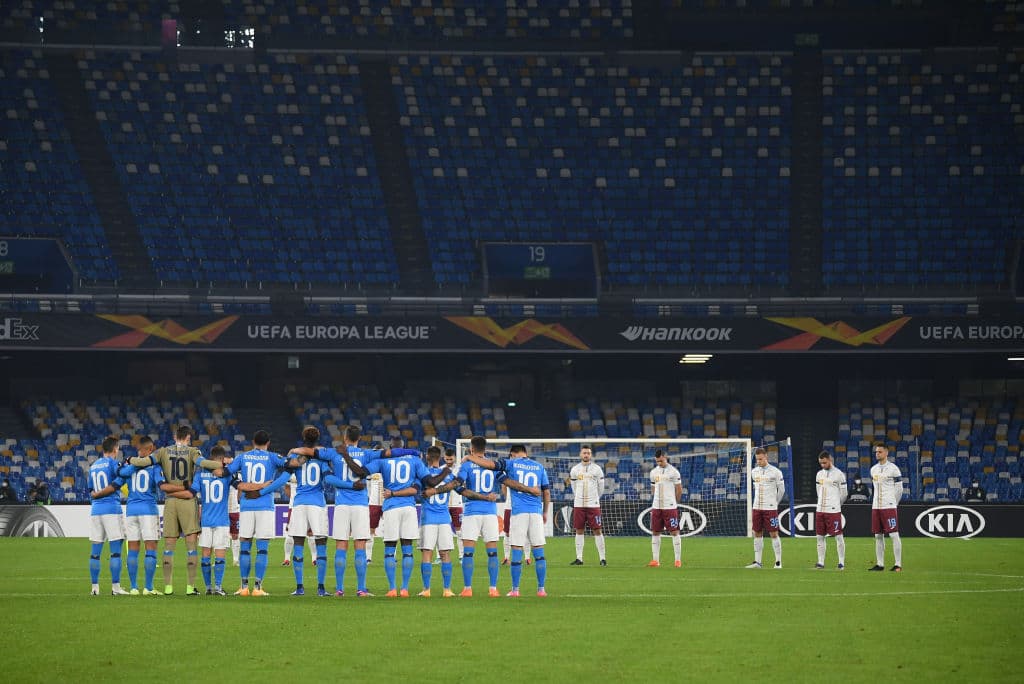 El cuadro napolitano donde brillara Diego Armando Maradona, saltó a la cancha portando el ‘10’ en homenaje al mítico argentino.