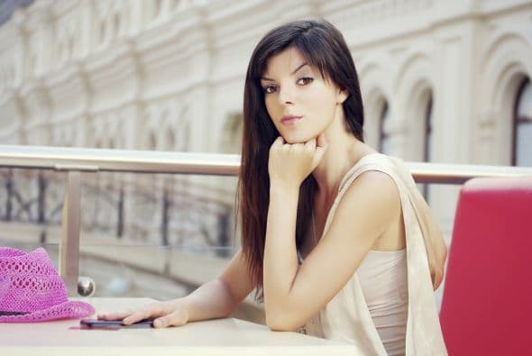 Para bajar el estrés: mujeres. De acuerdo a un estudio publicado en la revista científica Psychological Review, las mujeres recurren a amistades al encontrarse en situaciones de tensión.