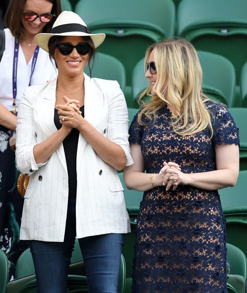 A solo dos días del
<b><a href="https://www.univision.com/famosos/privado-y-con-pocos-invitados-ya-se-sabe-como-sera-el-bautizo-de-archie-el-bebe-de-meghan-y-harry-fotos" target="_blank">bautizo de su hijo Archie Harrison Mountbatten-Windsor</a></b>, Meghan Markle se dio una escapada al torneo de tenis de
<b><a href="https://www.univision.com/temas/wimbledon" target="_blank">Wimbledon,</a></b> el cual se lleva a cabo Londres.