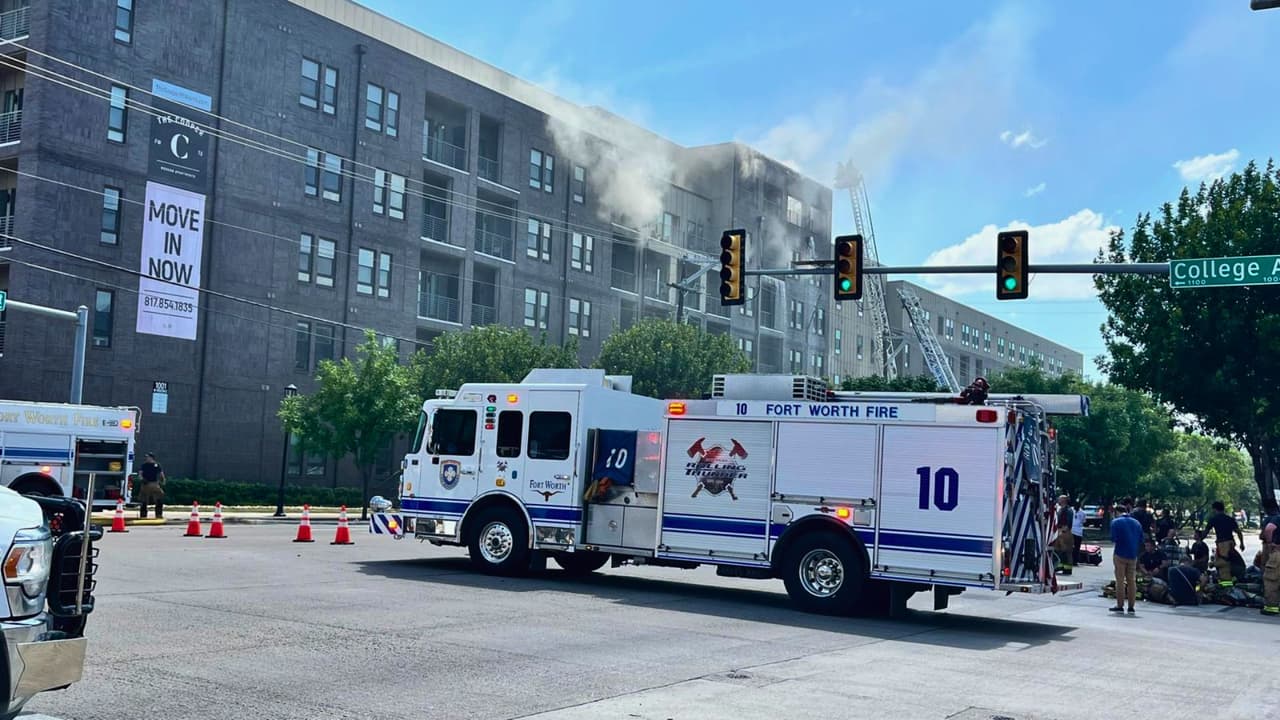 <b>Un incendio masivo de cinco alarmas obligó este lunes por la tarde a evacuar por completo un complejo de apartamentos de cinco pisos</b> en el centro de Fort Worth. Las llamas se extendieron hasta el techo del edificio ubicado en 
<a href="https://maps.app.goo.gl/SA5AFCEQEsJWYW9k8" target="_blank">el 1001 de West Rosedale Street</a>, en el condado Tarrant. 
<a href="https://www.fortworthtexas.gov/departments/fire" target="_blank">El Departamento de Bomberos de Fort Worth</a> confirmó que
<b> una persona resultó herida y fue trasladada a un hospital para recibir tratamiento</b>. Hasta el momento no se han reportado más víctimas.