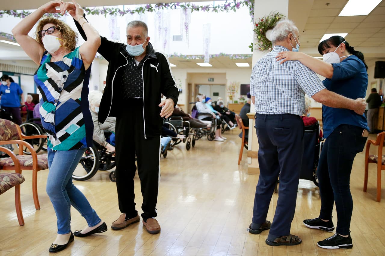 Y si ha estado cerca de alguien que tiene covid-19,” no es necesario que se mantenga alejado de los demás ni se haga la prueba a menos que tenga síntomas”, según los CDC.