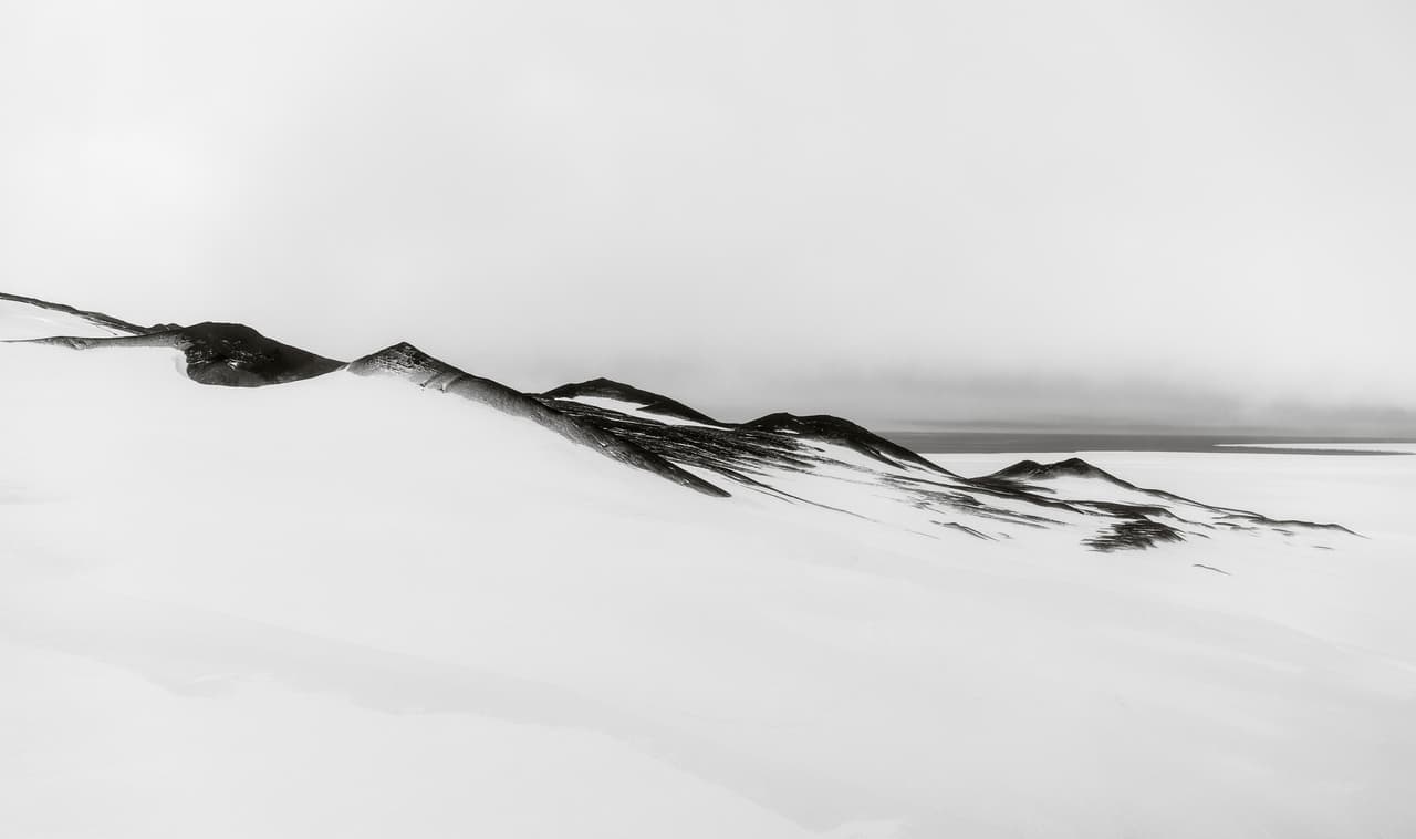 11. La Antártida sufre del derretimiento por el calentamiento global, y antes de que llegue a su fin una compañía se encarga de llevar a turistas a un inolvidable paseo en un nuevo barco con lo último en la tecnología. La expedición incluye un entrenamiento para escalar en hielo y la presentación de artesanías marinas diseñadas magistralmente.