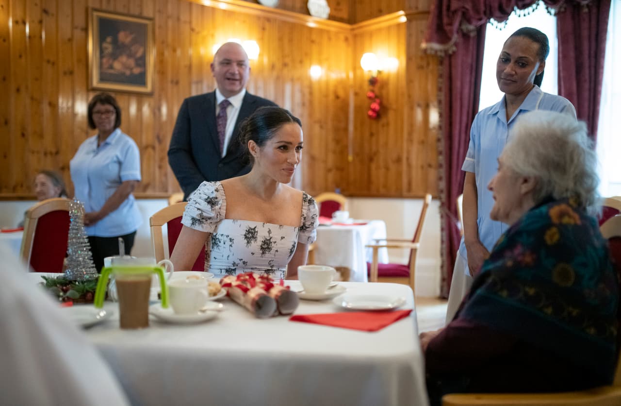 Y es que, durante una charla con Josephine Gordon, una actriz de teatro retirada de 87 años; la duquesa de Sussex le dijo que estaba “muy bien”, para después de una pausa agregar que se encontraba “muy embarazada hoy”, mientras se acariciaba el vientre.
<br>