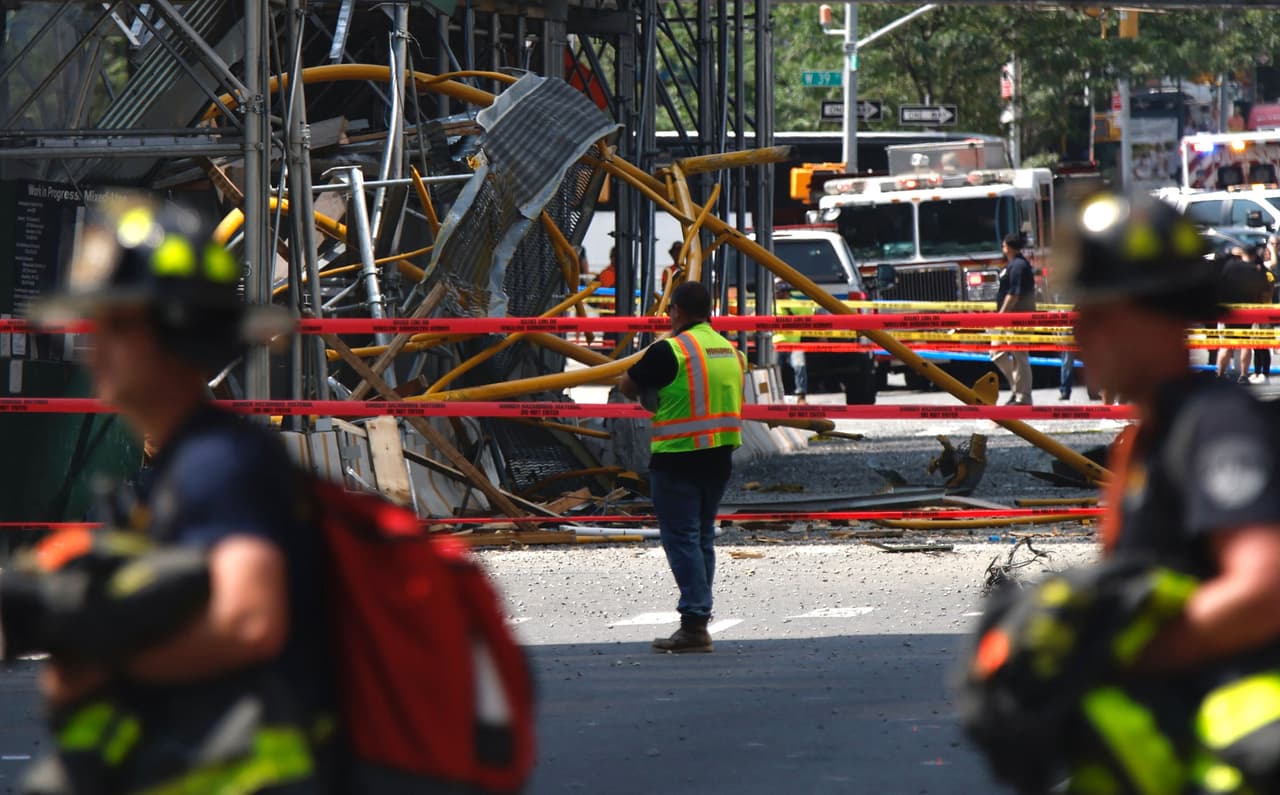 En la 10ma Avenida solo pueden transitar vehículos de emergencia, es un escenario poco habitual en una calle habitualmente muy concurrida.