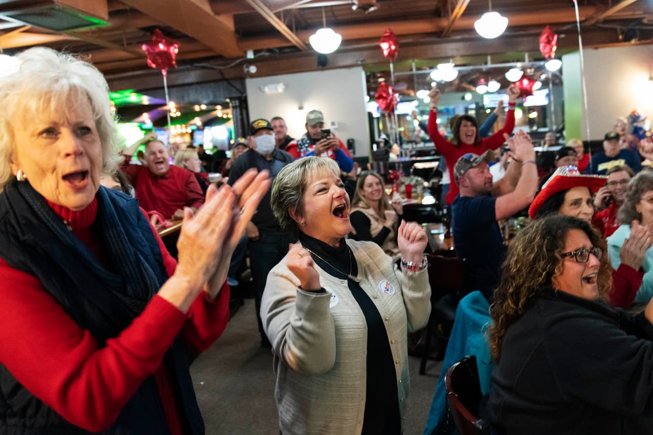 En esta reunión de partidarios de Trump en Shelby, Michigan, celebran las palabras del presidente durante sus discurso. "Este es un fraude para el pueblo", dijo el mandatario en referencia a los votos por correo que los demócratas aspiran que sean contados.
