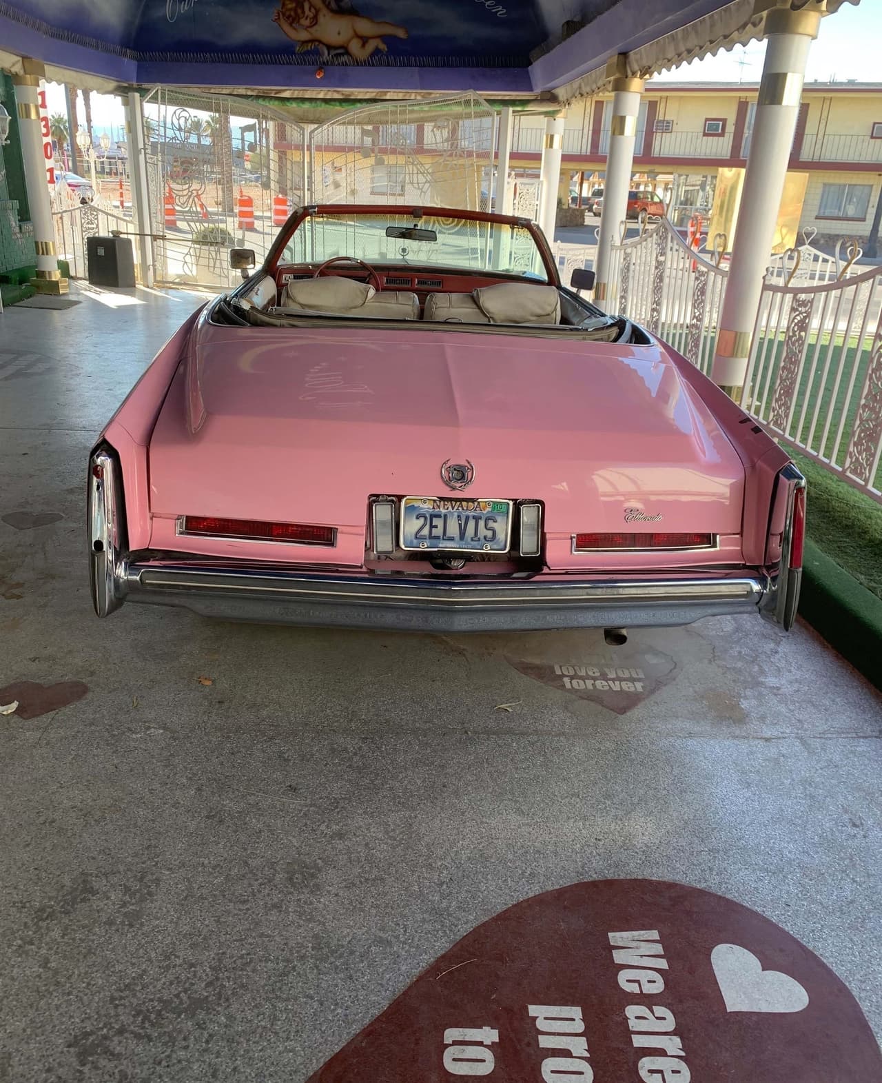Ahí está un Cadillac rosado en donde los novios también se pueden sentar en la parte trasera. 
<br>