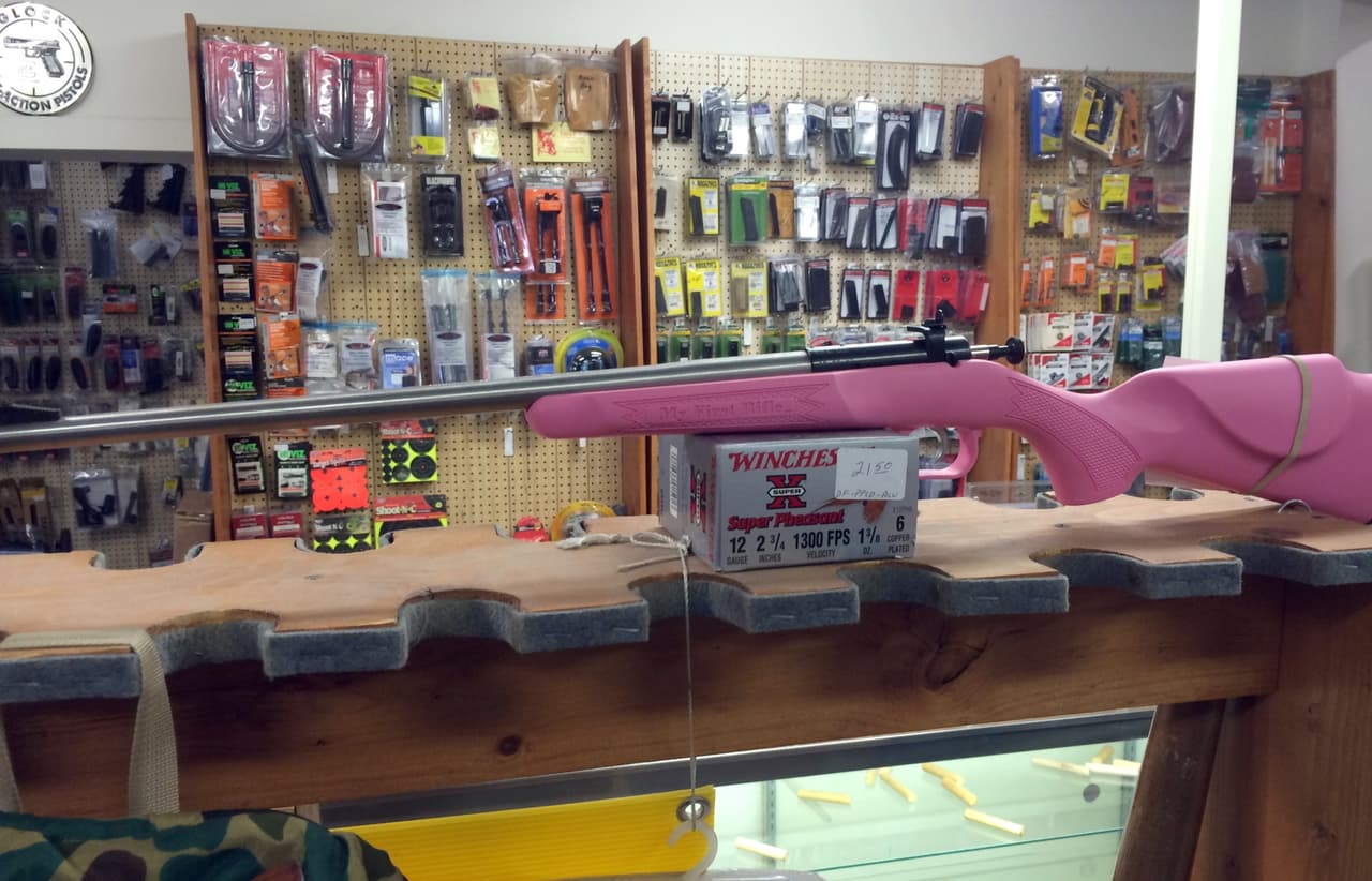 <b>Puesto 13. Dakota del Sur</b>
<br>
<ul>
 <li>Tasa de verificación de antecedentes de armas de fuego de enero a junio de 2021: 85.1 por cada 1,000 personas</li>
 <li>Verificaciones de antecedentes de armas de fuego hasta junio de 2021: 56,973. </li>
 <li>Total de verificaciones de antecedentes de armas de fuego en 2020: 115,400.</li>
 <li>Total de verificaciones de antecedentes de armas de fuego en 2019: 85,426.</li>
 <li>Cambio de 2019 a 2020: +35.1%. </li>
 <li>Muertes por arma de fuego en 2019: 12.3 por cada 100.000 habitantes.</li>
</ul>
<br>“Los datos mostraron que los nuevos propietarios tenían menos probabilidades de lo habitual de ser hombres y blancos. La mitad eran mujeres, un quinto eran negros y un quinto eran hispanos”, 
<a href="https://www.nytimes.com/2021/05/29/us/gun-purchases-ownership-pandemic.html"><u>se lee en The New York Times</u></a>.
<br>