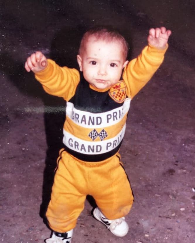 Sus orígenes están en Washington, DC, ciudad en la que nació el 8 de diciembre de 1988.