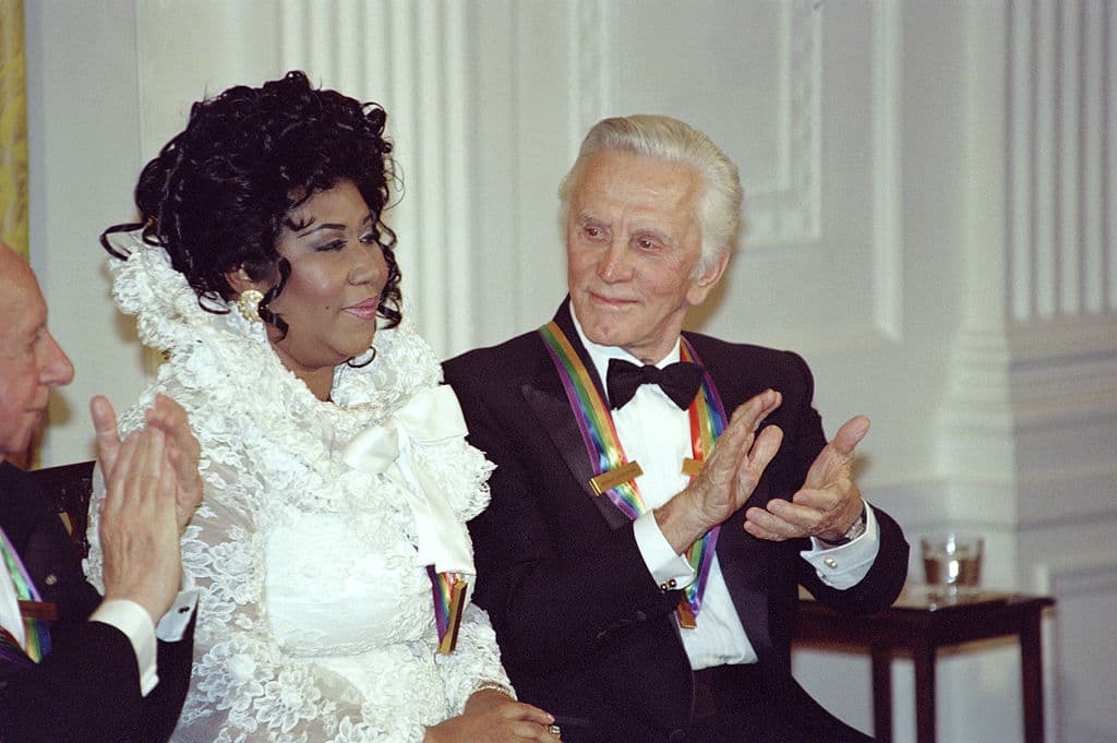 El Kennedy Center Honors también reconoció las contribuciones que a lo largo de su vida el actor ha hecho a la cultura estadounidense. En la ceremonia celebrada en 1994 en la Casa Blanca en Washington, D.C., también fue reconocida la cantante Aretha Franklin. Foto: JOSHUA ROBERTS/AFP/Getty Images.