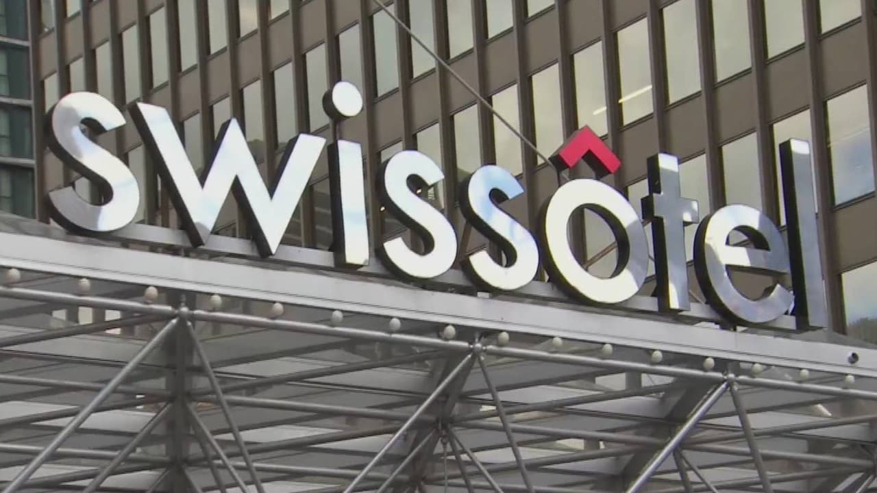 Denuncian incumplimiento del hotel Swissotel Chicago en la recontratación de trabajadores