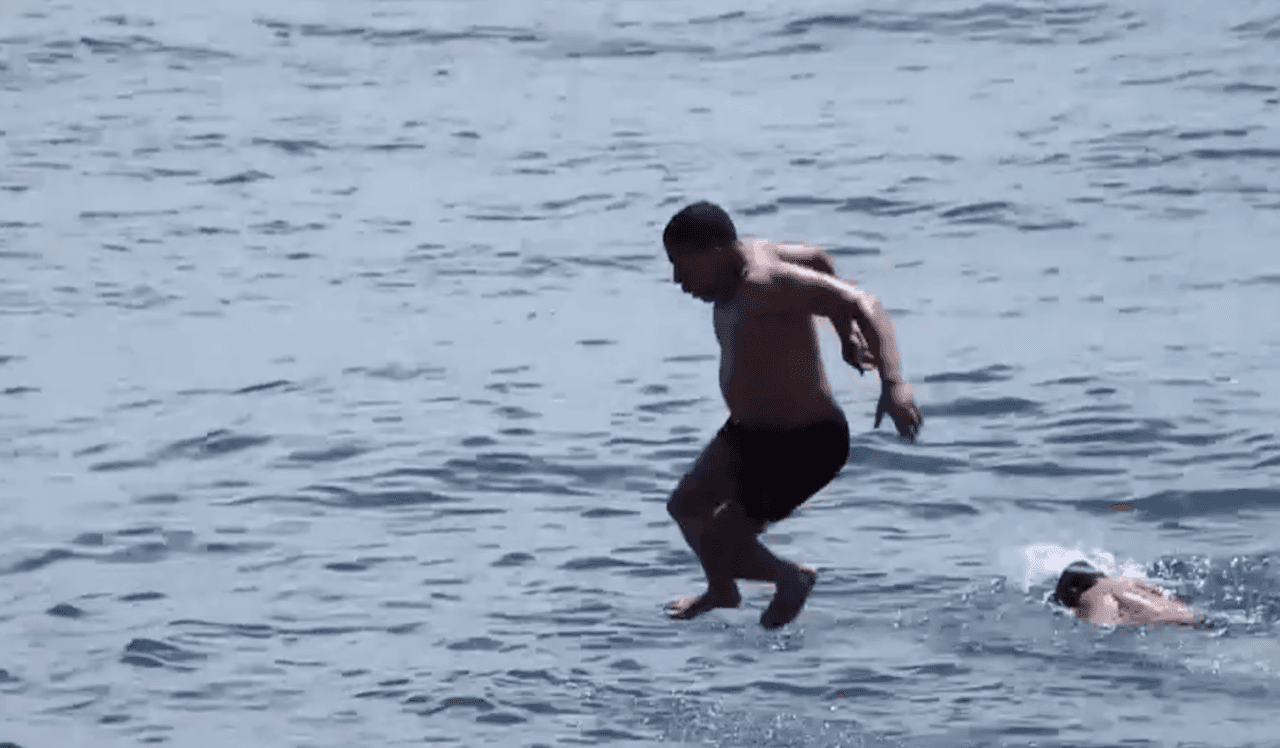 El viernes hubo gente nadando en el Lago Michigan en las áreas aledañas a la playa de Montrose. Algo peligroso, especialmente porque el nivel del agua está mas alto de lo normal. Y tampoco hay salvavidas en el área.