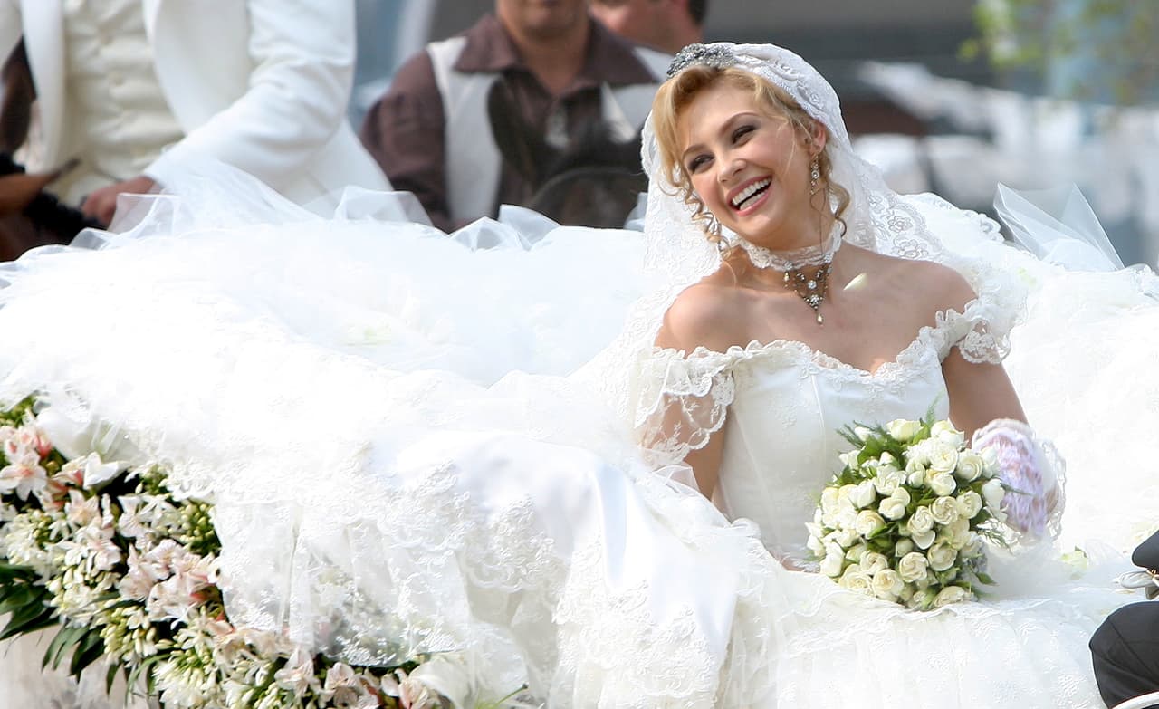 El vestido de Aracely Arámbula en 'Corazón Salvaje' merece una mención especial, pues fue de los más largos que hemos visto en las telenovelas.