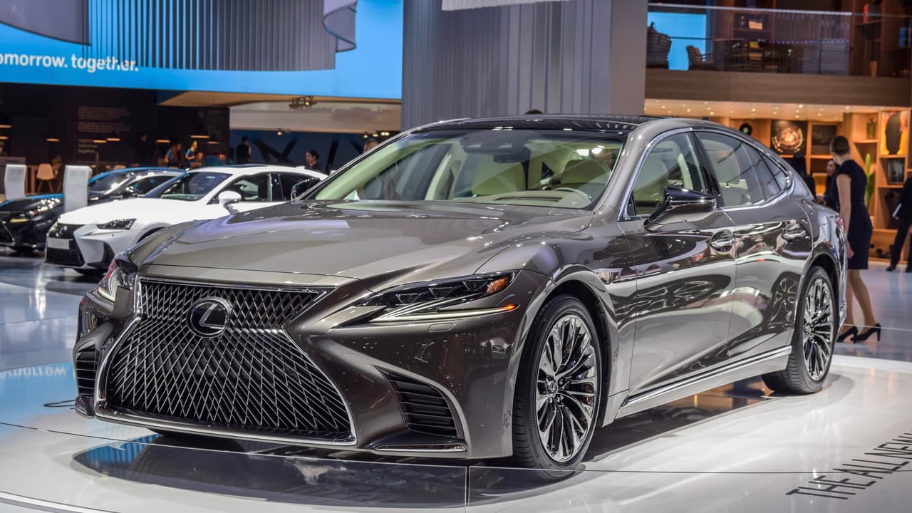 <h3 class="cms-H3-H3">3. Lexus</h3>
<br>
<b>Costo promedio por 10 años de mantenimiento: 7,000 dólares</b>
<br>El dominio de Toyota en este ranking fue total. Lexus, la marca de vehículos de lujo del coloso industrial japonés, no solo es la más barata de mantener entre todas las marcas de autos premium, sino también la tercera marca con menor costo de mantenimiento en el ranking general.