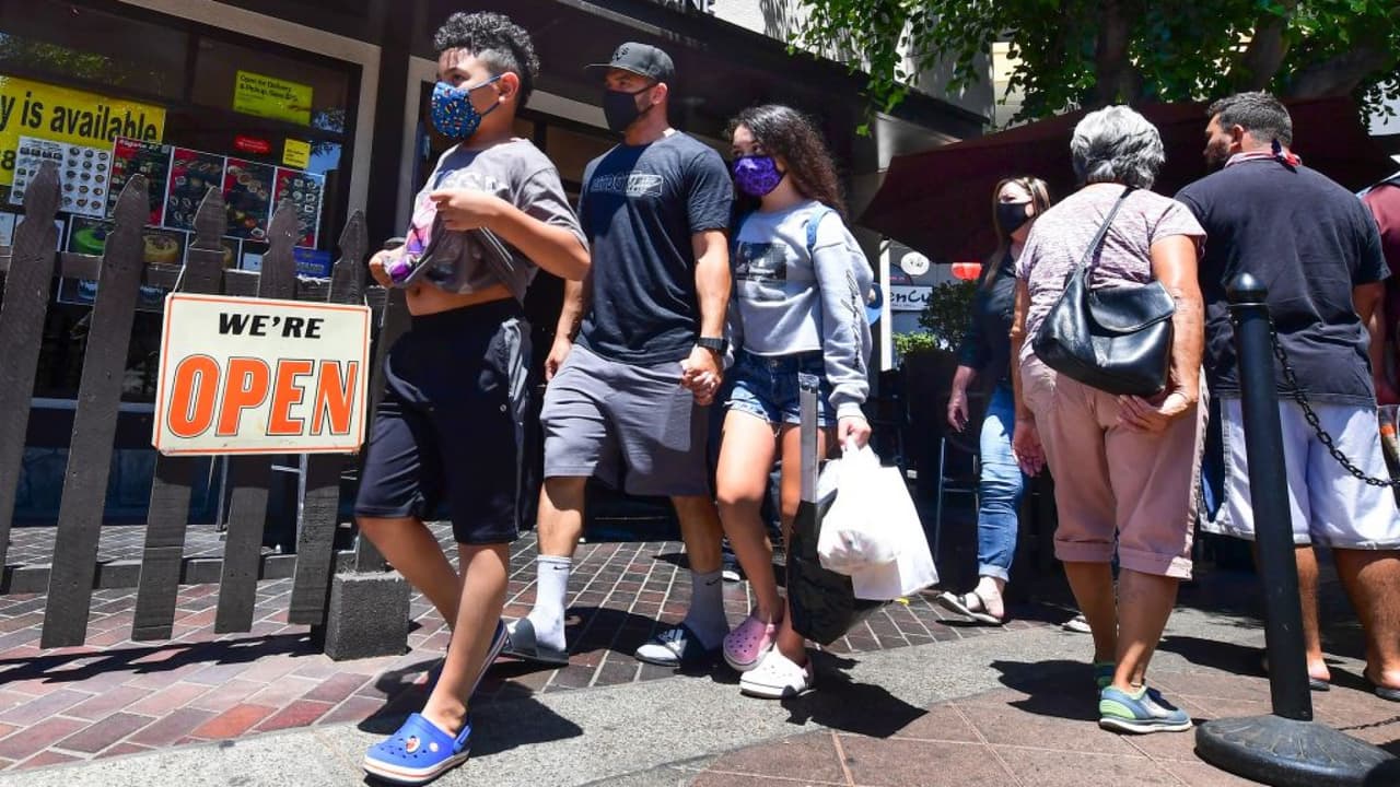 David Huerta, del sindicato SEIU, dijo que 
<b>“fueron tiempos bien difíciles, descansos, gente que se enfermó, gente que murió durante esta pandemia.</b> Pero estamos mirando ahorita la oportunidad que con la quinta economía más grande del mundo abriendo estamos mirando que hay optimismo en este momento”.