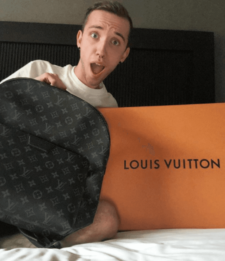 Entonces llegó el momento y la celebridad le regaló una mochila que cuesta
<b> 2,000 dólares</b>.