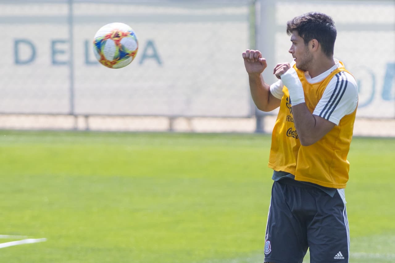 El argentino Gerardo Martino, técnico de la 
<b>Selección Mexicana</b>, realiza ajustes con los 
<a href="https://www.univision.com/deportes/futbol/mexico/los-rostros-de-gerardo-tata-martino-en-la-rueda-de-prensa-de-cara-a-la-copa-oro-fotos" target="_blank">jugadores de su convocatoria</a> para la 
<b>Copa Oro</b>, su primer reto en un torneo oficial con el 'Tri'.