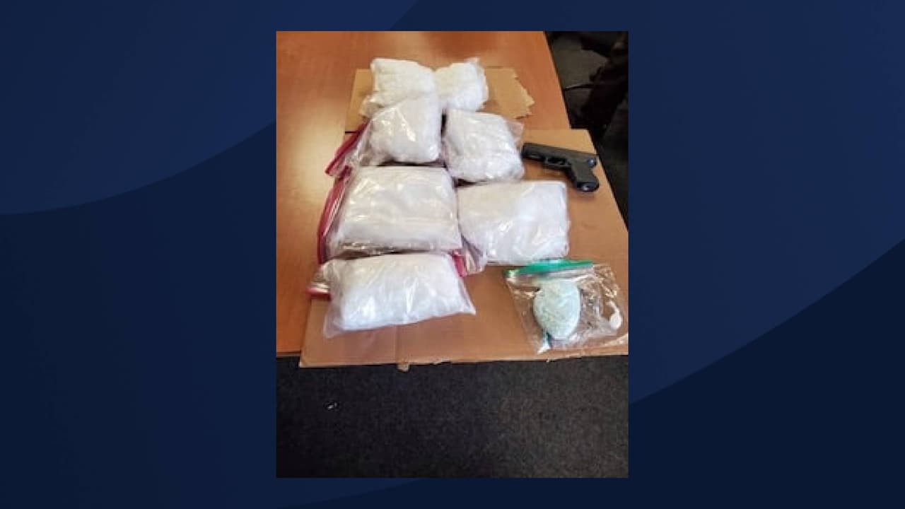 El reporte de la Oficina del alguacil del condado de Gila indica se encontraron más de 14 libras de metanfetamina, 1,100 pastillas narcóticas mezcladas con fentanilo y 3 gramos de cocaína en el auto. “La metanfetamina incautada tenía un valor en la calle de $666,672.00, las pastillas de fentanilo incautadas tienen un valor en la calle de $ 33,000.00 y la cocaína tenía un valor en la calle de $300. También se incautaron en la investigación $ 691,00 y un vehículo” se
<a href="https://www.facebook.com/permalink.php?story_fbid=4441561372569763&id=641987809193824" target="_blank">lee en la publicación de Facebook de la Oficina del alguacil del condado de Gila</a>.
<br>