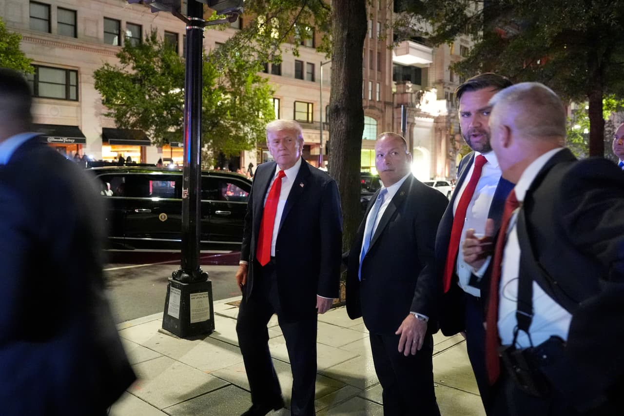 Trump y su gabinete dejaron el restaurante ttras una cena con protesta incluida.