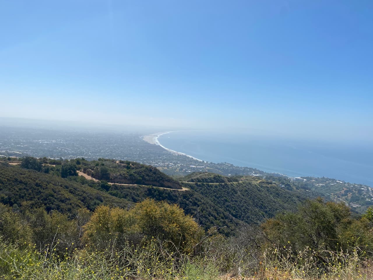 Además de la espectacular vista de la costa del Pacífico, la hermosa vegetación también es parte de los atributos del paseo.