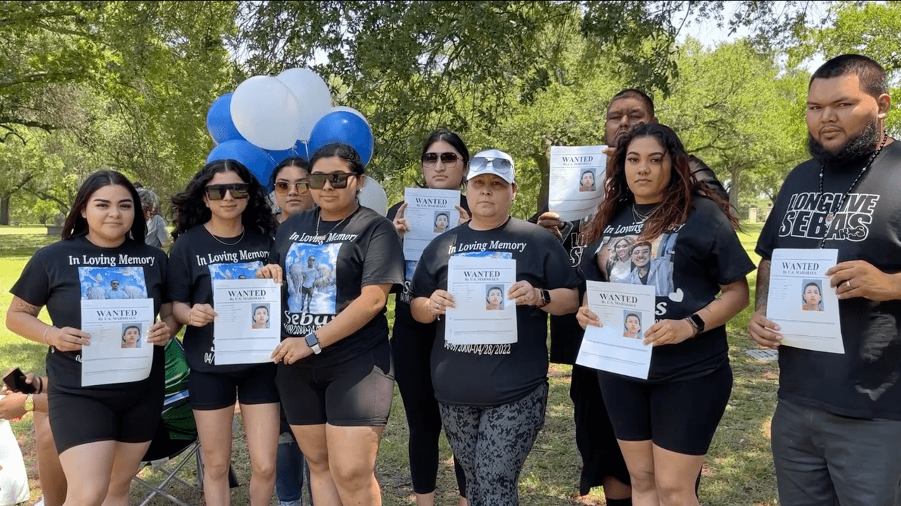 El joven era papá de un niño de 4 años y una bebé de 1 año. Ambos han estado huérfanos desde la muerte de su padre.
<br>
<br>“Era mi único hermano, no más él y yo y mi mamá”, dijo Adriana Flores, hermana de Sebastián Pulido. “Tenía un corazón muy grande, estaba sonriendo siempre. Le gustaba estar con su familia y era bien cariñoso”.
<br>
<br>La familia de Pulido actualmente busca a un sospechoso por la muerte del joven hispano.