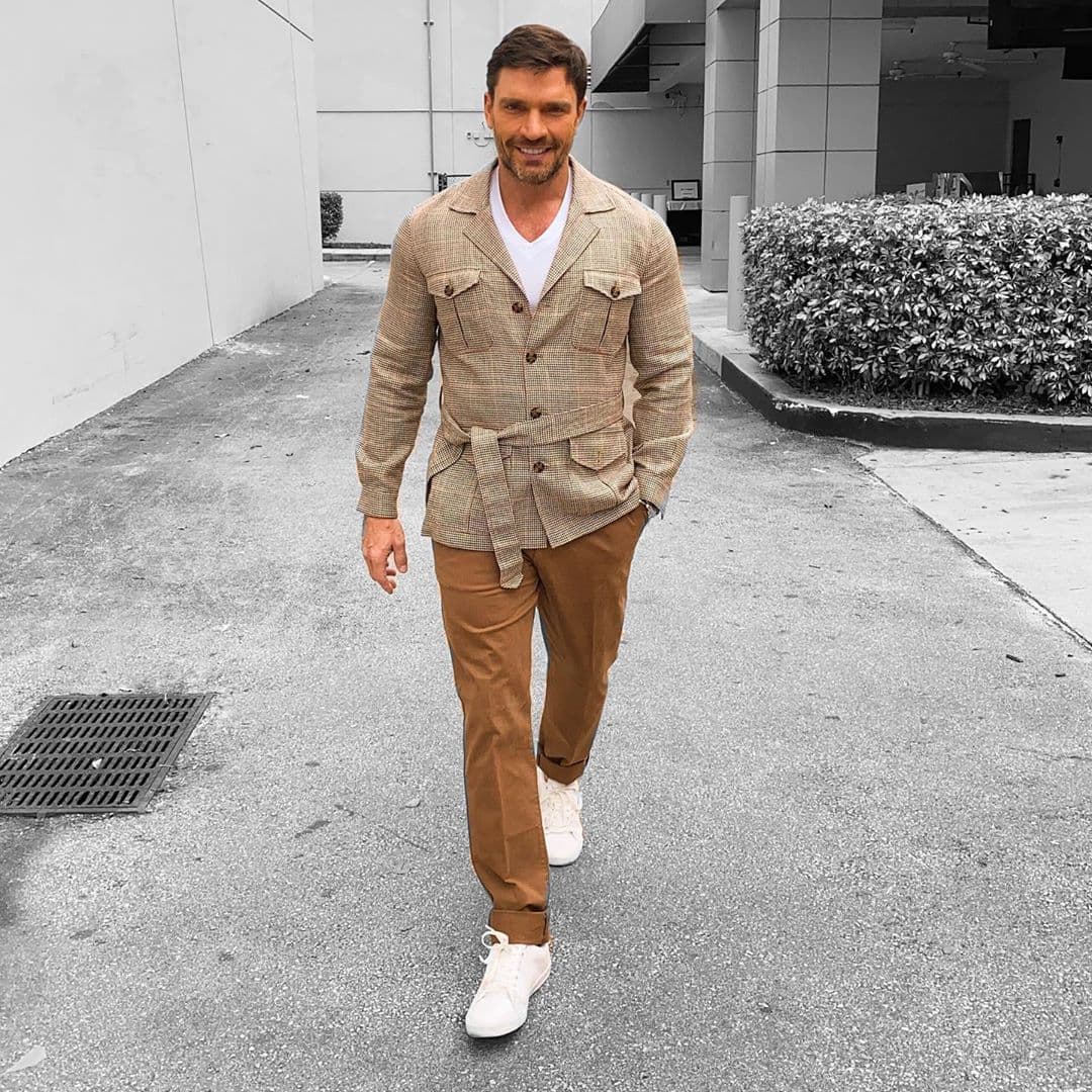 En ella se establece que Julián Gil debe otorgar una pensión alimentaria a su hijo correspondiente al 20 por ciento de sus ingresos mensuales.