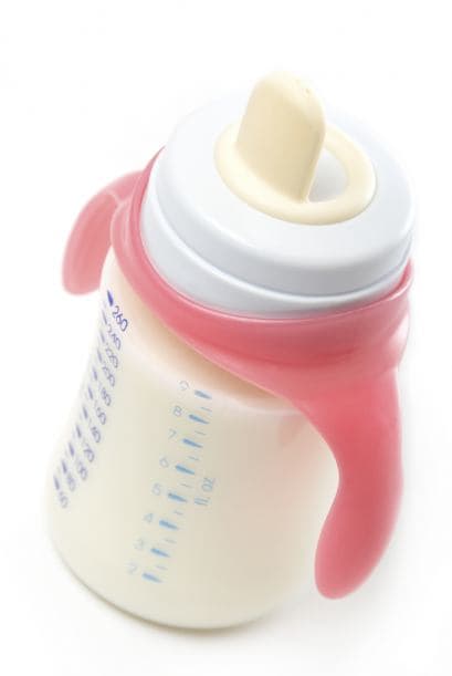Alimento. La fórmula líquida para bebés, o la tuya propia, en un biberón, no está sujeta a la regla de los 100 ml (3.4 fl oz).