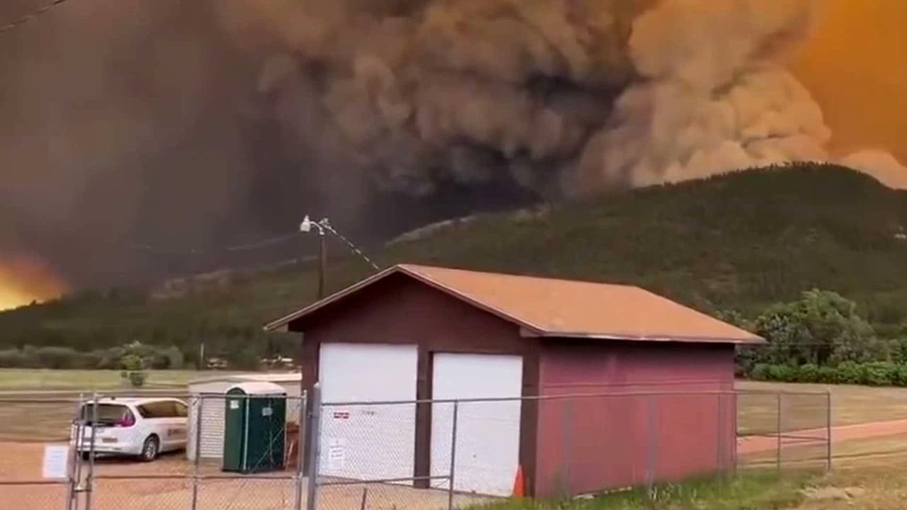 Alertan por ola de calor mortal al este de EEUU; luchas contra incendios no cesan