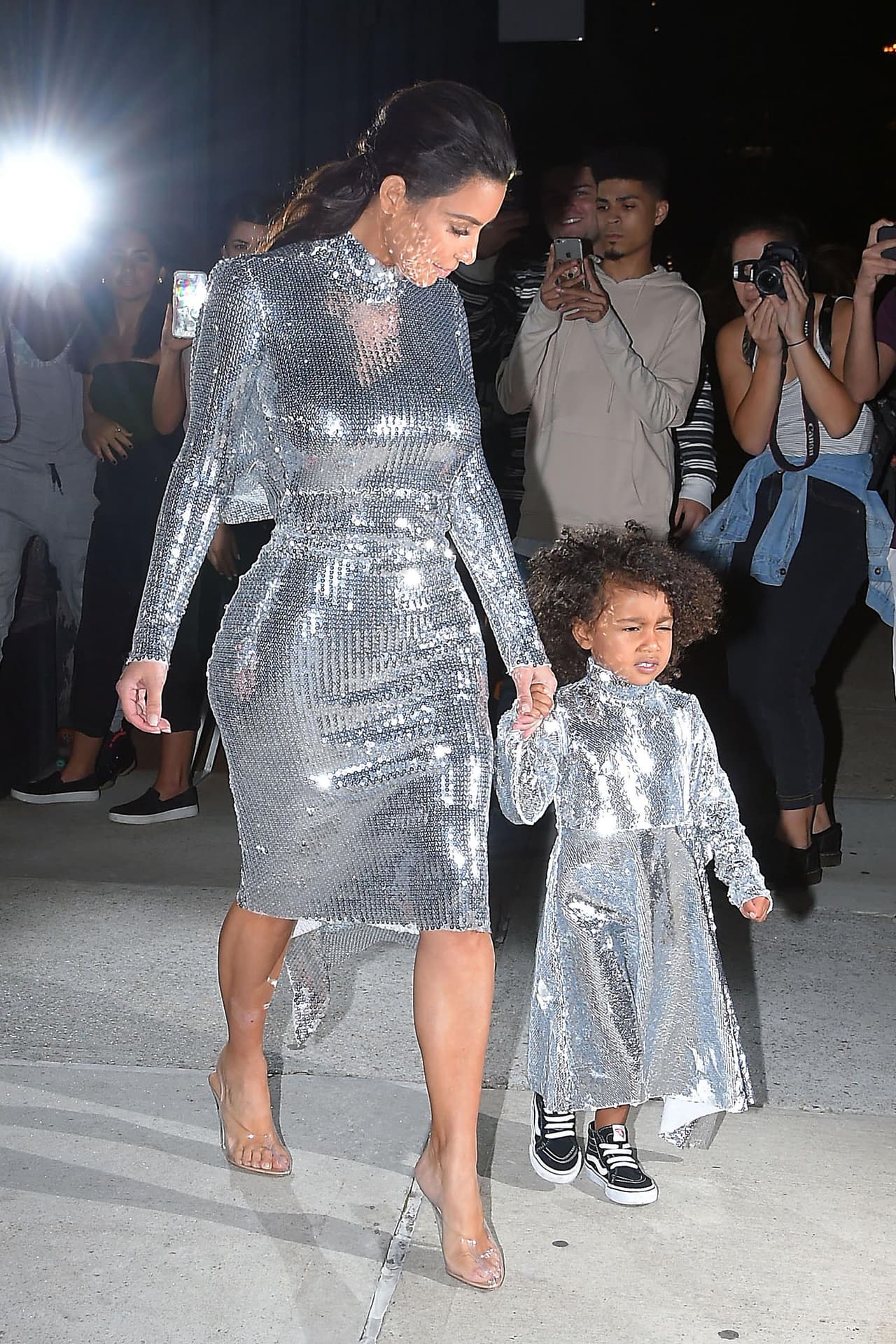 A la pequeña aún le cuesta trabajo lidiar con tanta atención.