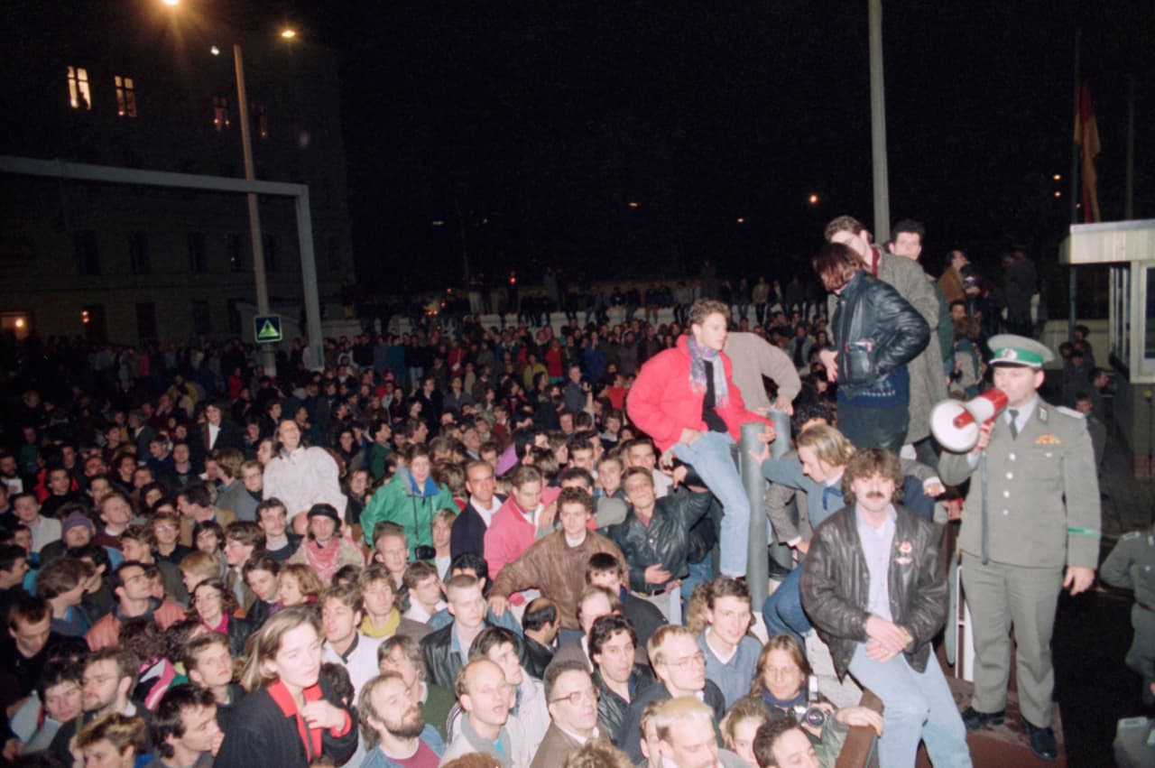 <b>Las manifestaciones del lunes.</b> Fueron una serie de protestas pacíficas contra el gobierno de la República Democrática Alemana, que comenzaron el lunes 9 de octubre de 1989. Cada lunes cientos de miles de alemanes protestaron contra el dominio comunista en las ciudades y pueblos de Alemania Oriental, un ritual que terminó con la caída del Muro de Berlín al mes siguiente y la reunificación alemana meses después.
<br>