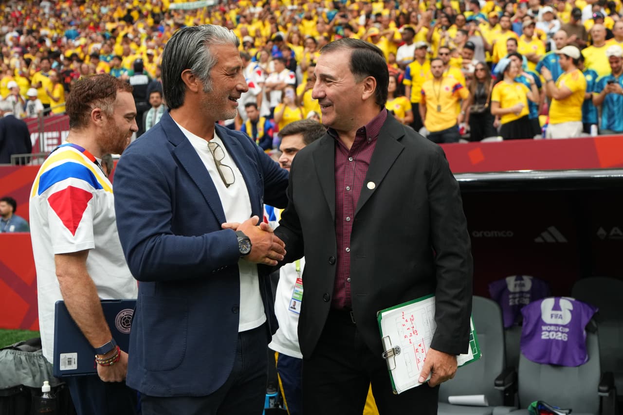 El suizo Murat Yakin (izquierda) y el colombiano Néstor Lorenzo se saludan antes del partido de octavos de final de la Copa del Mundo entre Suiza y Colombia en Vancouver, Columbia Británica, el martes 7 de julio de 2026.
