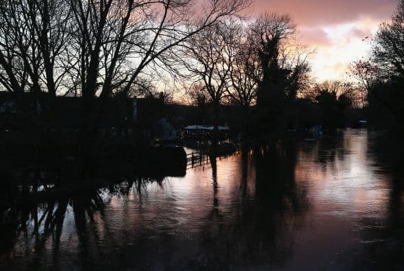 Una vista del canal Avon en el Reino Unido.