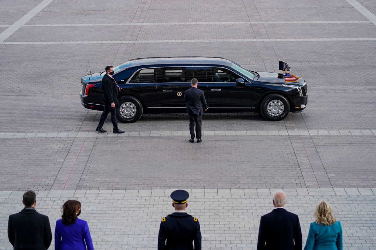 Y aunque a simple vista aparenta ser tan solo una versión más refinada de una limusina promedio, en realidad se trata del vehículo más seguro del mundo, pues cuenta con una amplia lista de equipos, funcionalidades y características especiales como ninguna otra máquina de cuatro ruedas.