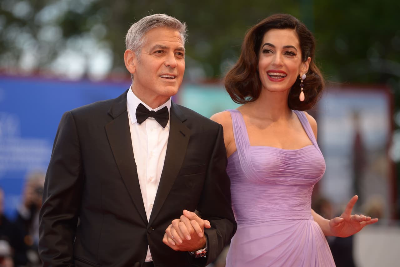El actor George Clooney y su esposa Amal anunciaron que donarían 500,000 dólares a los organizadores de la #MarchforourLives y que estarían presentes en la manifestación. "Amal y yo estamos inspirados por la valentía y la elocuencia de los jóvenes de la secundaria Stoneman Douglas”, dijo Clooney en un comunicado.