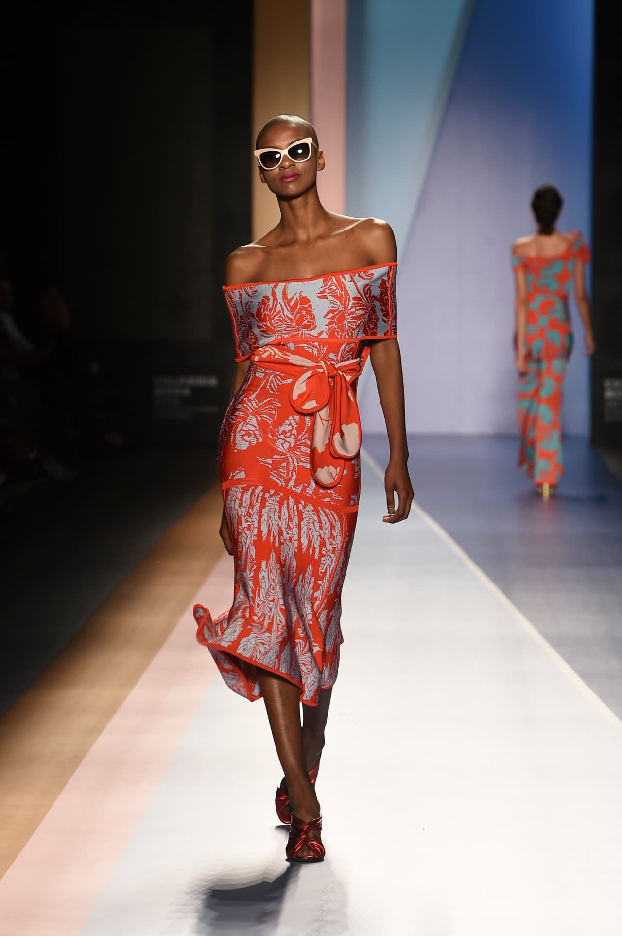 Estos tops off-shoulders van perfectos con faldas de silueta ajustada, muy a la cintura y que en la parte inferior se abran en boleros o en ligeras caídas de tela.