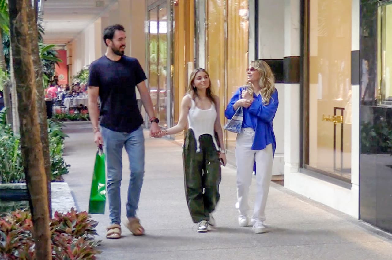 El novio de la actriz de 26 años, Pablo Bernot, las acompañó a ella y a su suegra durante su recorrido por las diferentes boutiques.