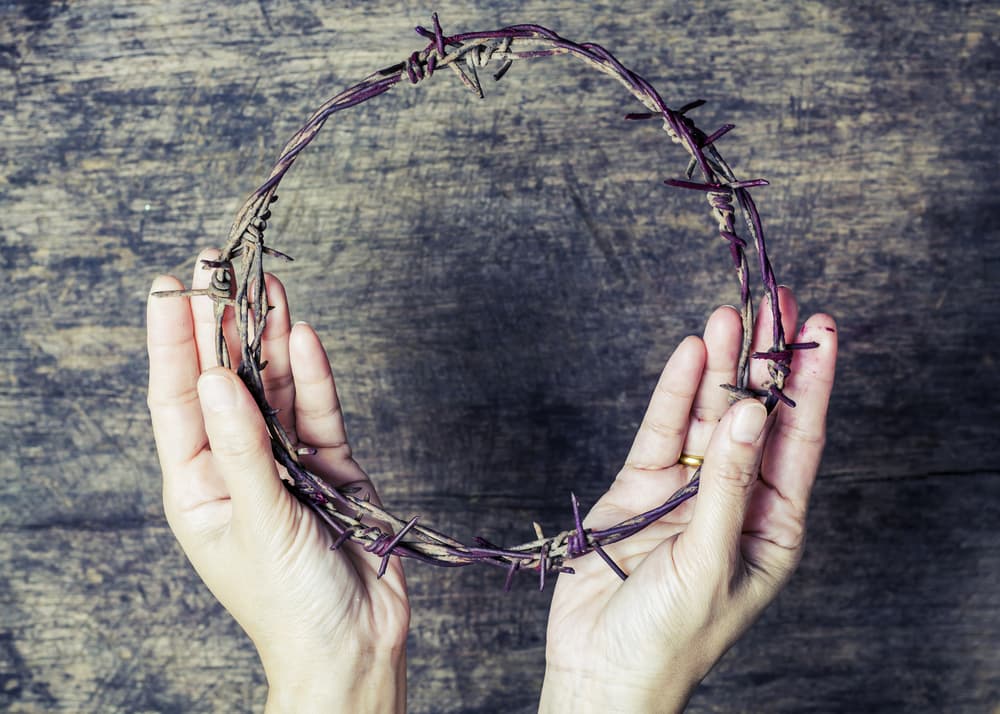 La noche del Jueves Santo, con la traición de Judas, pudieron por fin aprehenderlo y ya preso fue llevado el viernes temprano con Poncio Pilato, quinto prefecto de la provincia romana de Judea entre los años 26 y 36 d.C.