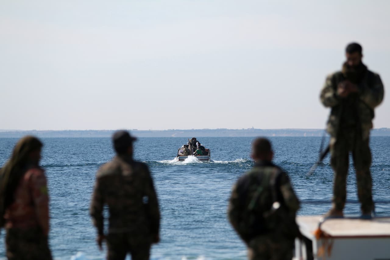 Los soldados junto al Éufrates. Tras el ataque accidental, Estados Unidos dijo que "la coalición está evaluando la causa del incidente e implementará las salvaguardas pertinentes para prevenir incidentes similares en el futuro".