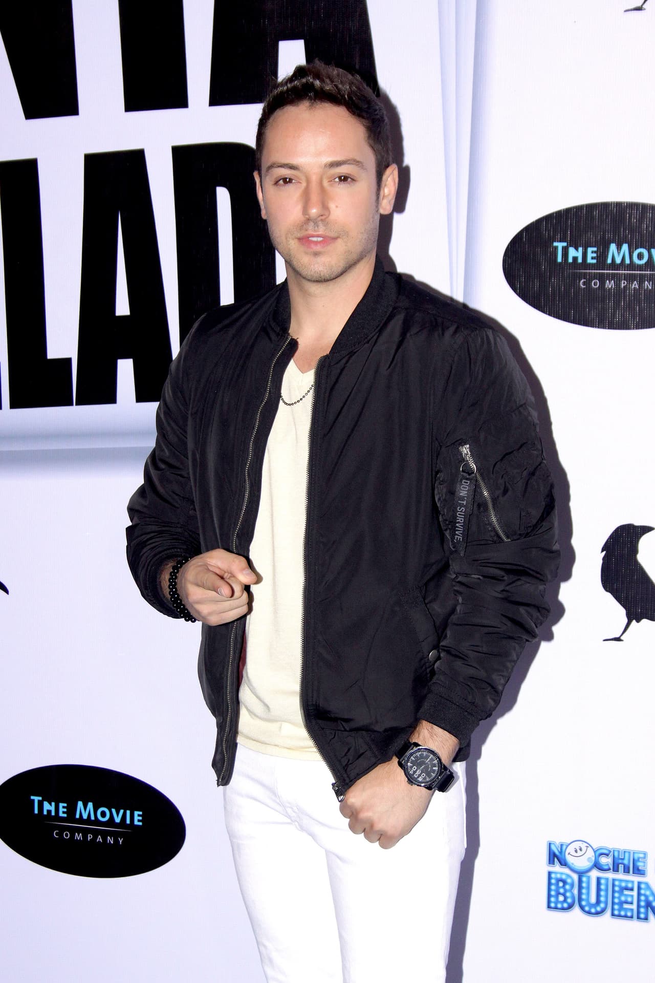 El intérprete, cuyo nombre real es Irvin Salinas Martínez,
<b><a href="https://www.univision.com/entretenimiento/pee-wee-sorprende-con-sus-nuevos-musculos-mira-como-ha-cambiado-fotos#c7f3e6590000" target="_blank">dijo ser un hombre "caballeroso"</a></b> y que le "encanta que la mujer sea segura y fuerte".
<br>